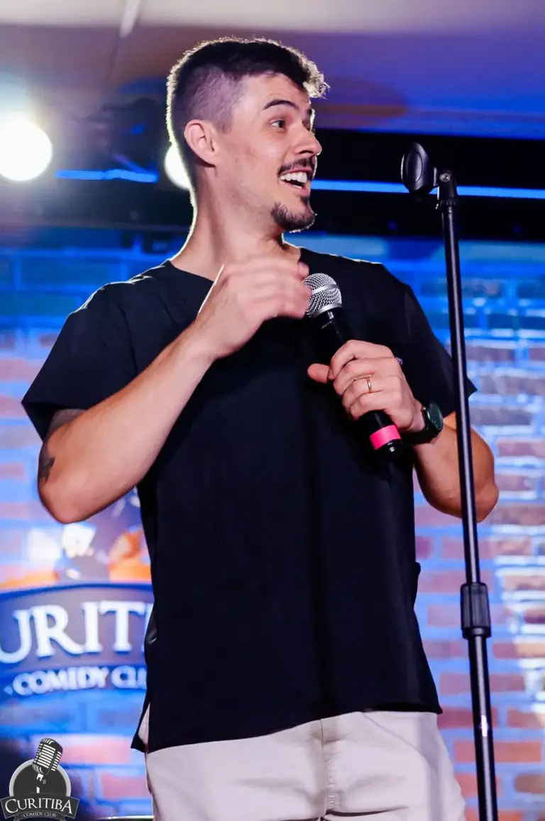 Enfermeiro Sincero no palco durante seu show de stand-up