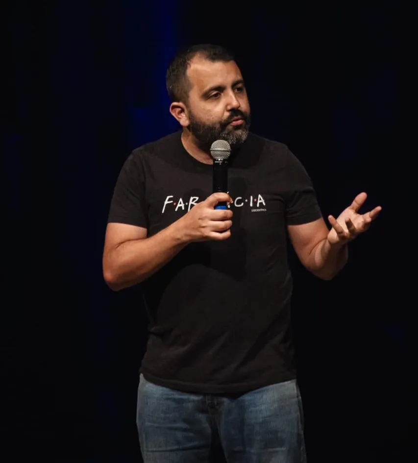 Guri da Farmácia se apresentando no palco