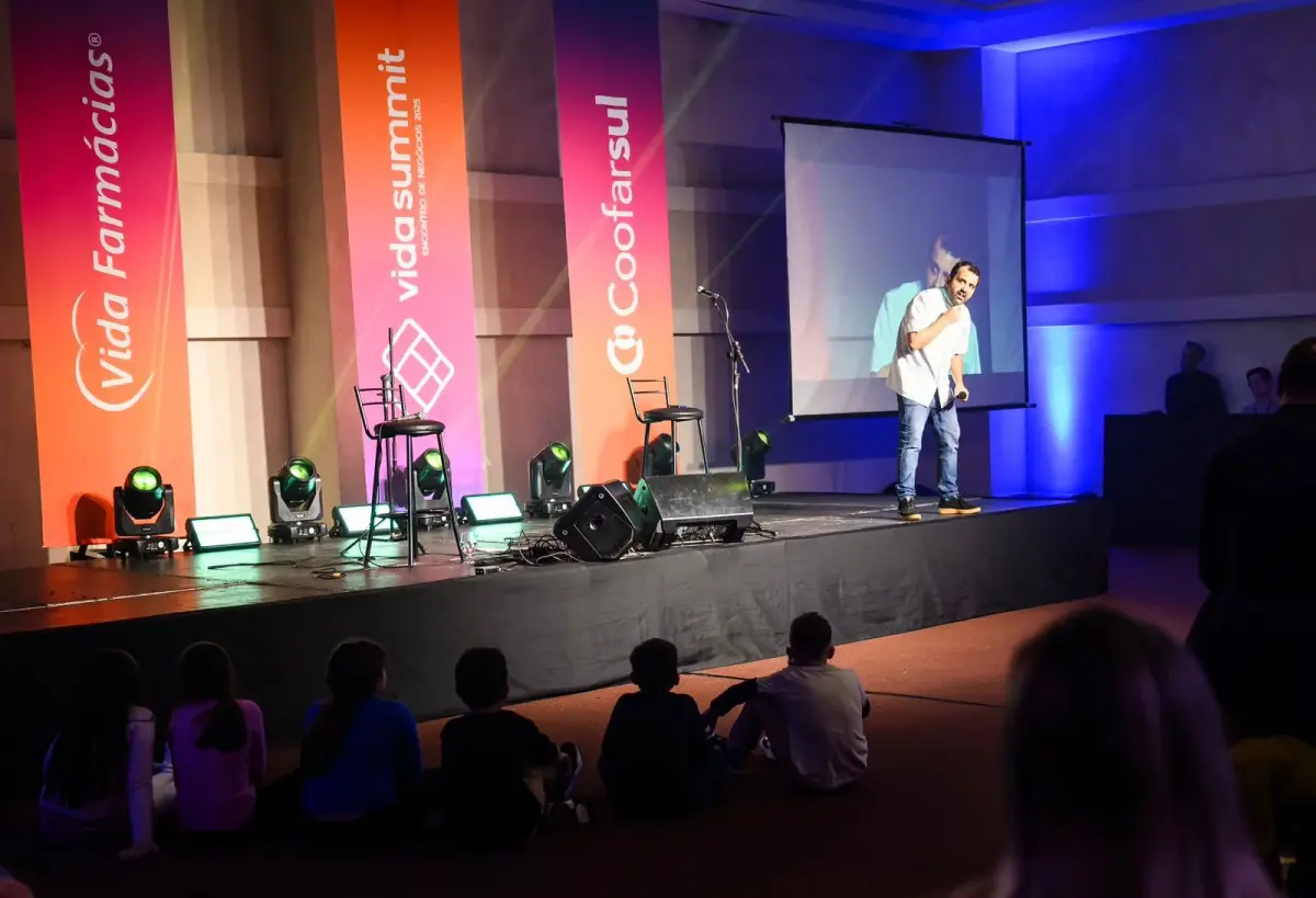 Guri da Farmácia se apresentando em convenção do setor farmacêutico