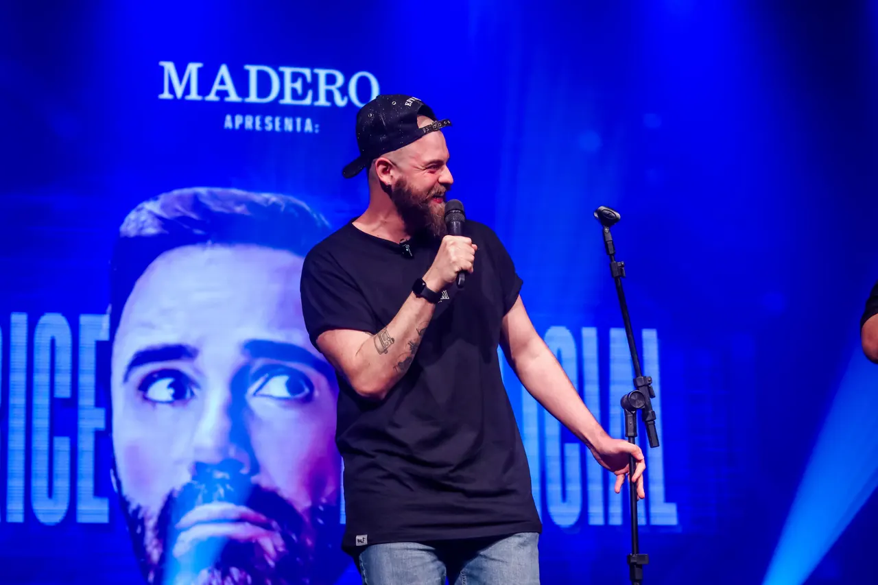 Lucas Alves se apresentando no palco