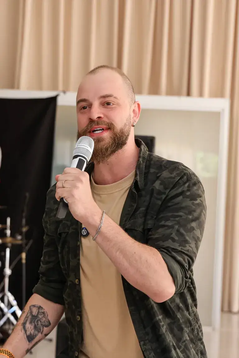 Lucas Alves com microfone durante apresentação