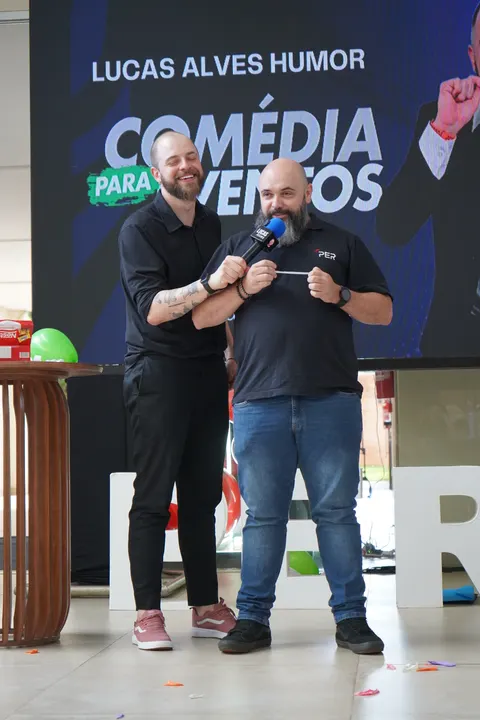 Lucas Alves com convidado no palco