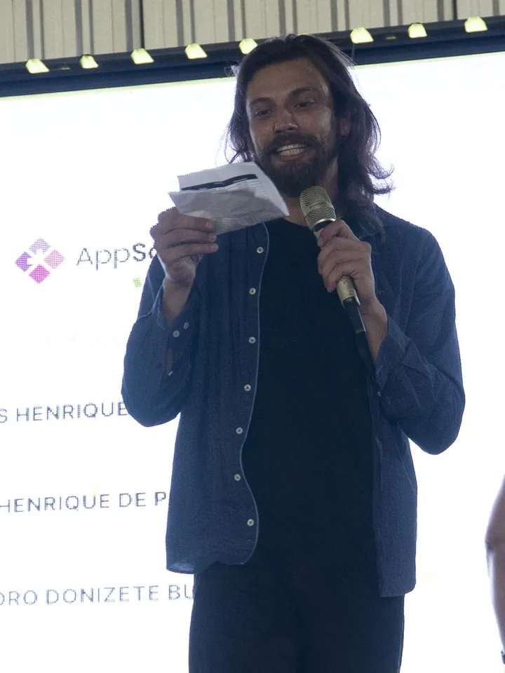 Edu Fenix de pé no palco, sem caracterização